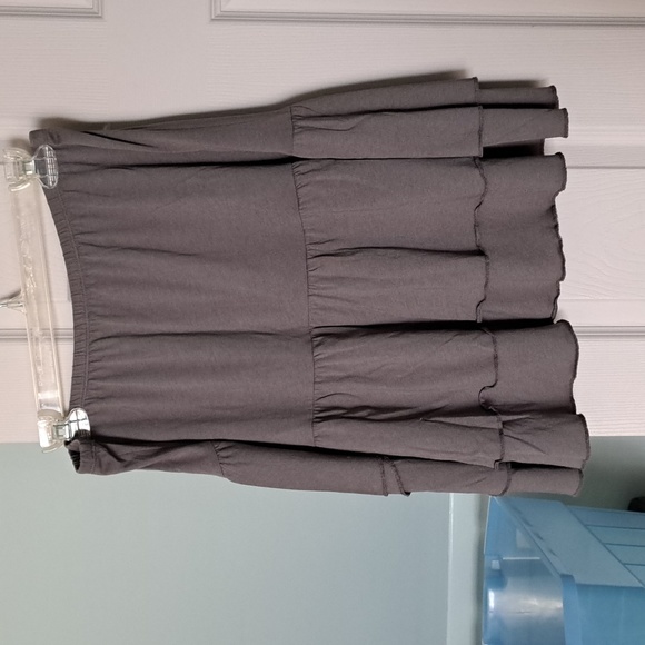 Garnet Hill gray tiered ruffle skirt in a cotton/modal blend Medium - Picture 3 of 8